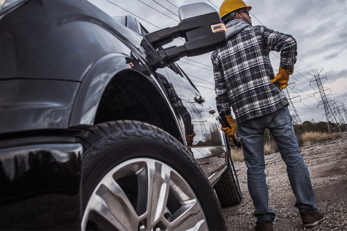 Homem ao lado de um carro picape